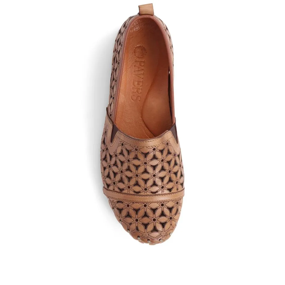 Cut Out Leather Pumps  - KARY39001 / 325 130